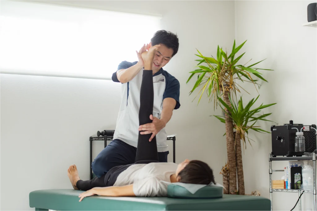 坐骨神経痛専門整体の施術風景