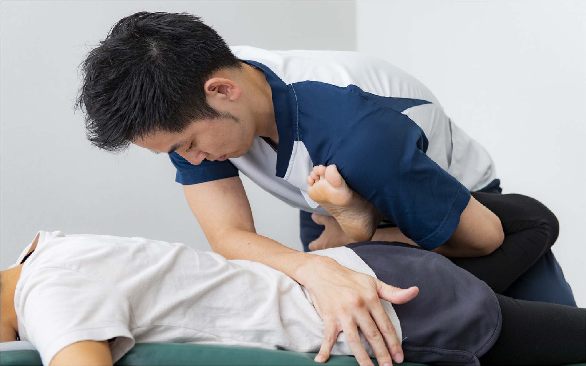 施術前後の検査で効果を確認する様子