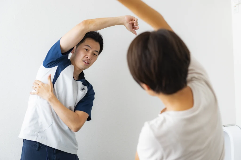 セルフケアやストレッチ指導を受ける患者さん