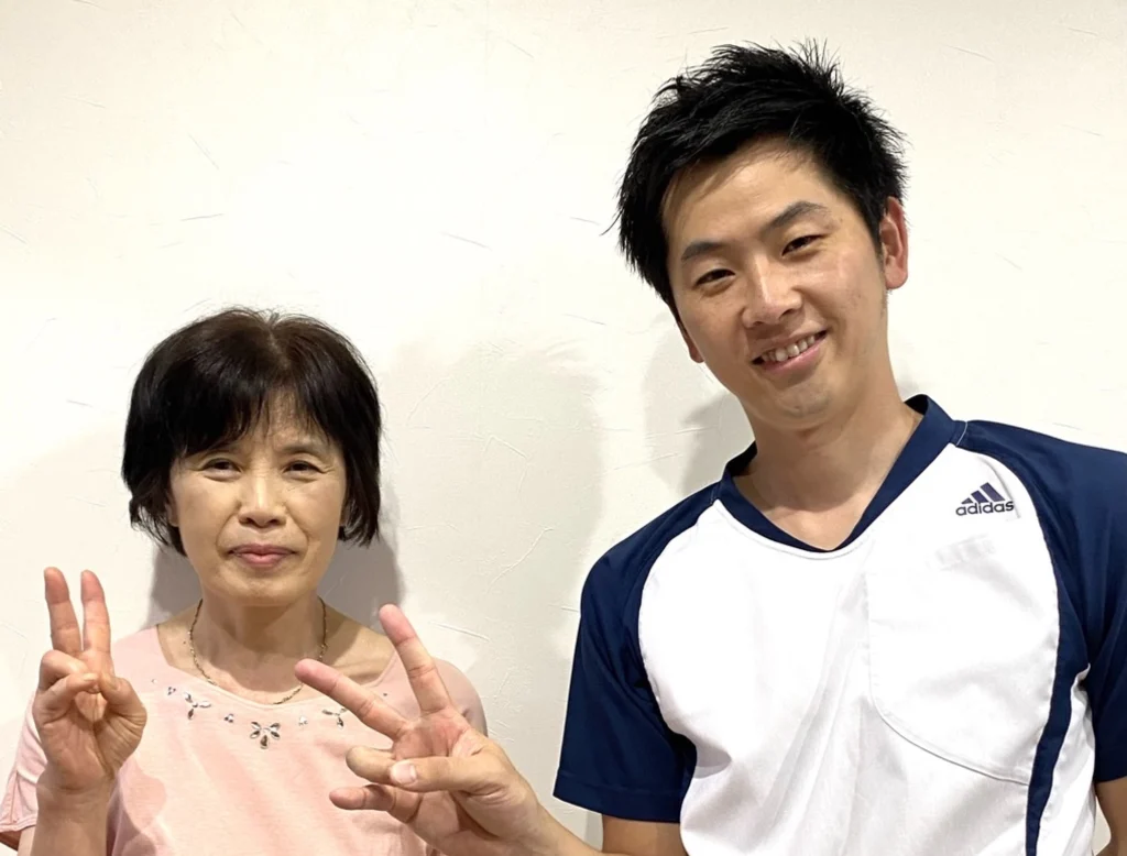 施術後に笑顔の患者さんと整体院の写真