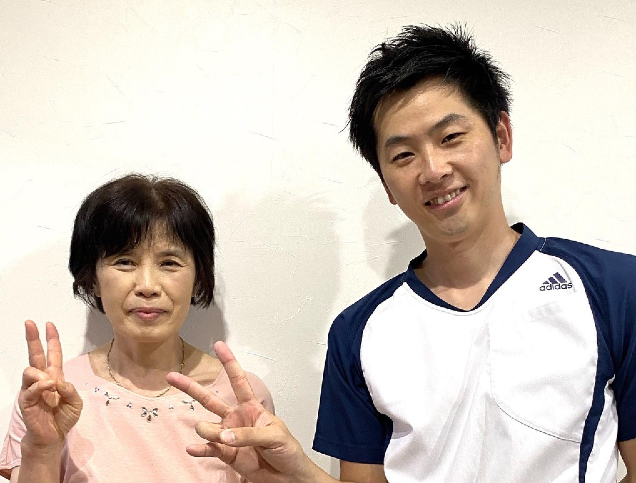 施術後に笑顔の患者さんと整体院の写真